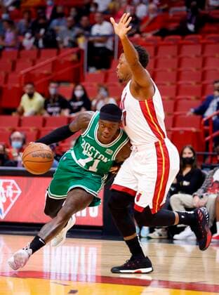 Boston Celtics guard Dennis Schroder (L) is defended by Miami Heat guard Kyle Lowry (R) during the first half of the NBA, Basketball Herren, USA basketball game between the Miami Heat and the Boston Celtics at FTX Arena in Miami, Florida, USA, 15 October 2021. Boston Celtics at Miami Heat !ACHTUNG: NUR REDAKTIONELLE NUTZUNG!  Copyright: xRHONAxWISEx AME127 20211016-02109007b673d3b3bf192b50297a21808c625ec9
