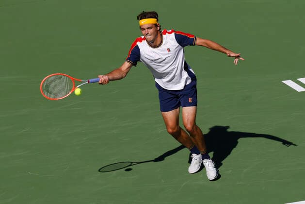 October 15, 2021 Taylor Fritz returns a shot against Alexander Zverev of Germany during the 2021 BNP Paribas Open at Indian Wells Tennis Garden in Indian Wells, California. Mandatory Photo Credit : CSM Indian Wells United States of America - ZUMAc04_ 20211015_zaf_c04_049 Copyright: xCharlesxBausx