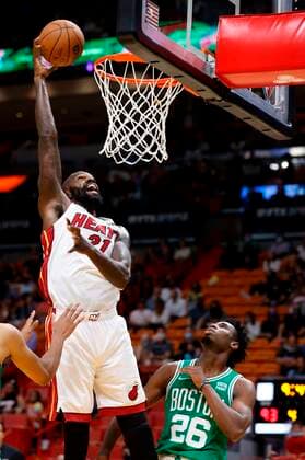 Miami Heat center Dewayne Dedmon (L) dunks over Boston Celtics forward Aaron Nesmith (R), during a NBA, Basketball Herren, USA basketball game at FTX Arena in Miami, Florida, USA, 15 October 2021. Boston Celtics at Miami Heat !ACHTUNG: NUR REDAKTIONELLE NUTZUNG!  Copyright: xRHONAxWISEx AME165 20211016-a582a12834cf9b34e20707840736bf8c83364ac2