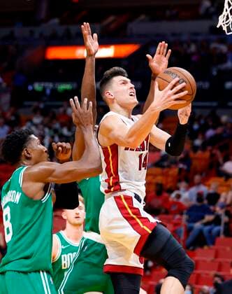 Miami Heat guard Tyler Herro (R) shoots around the Boston Celtics defense, during a NBA, Basketball Herren, USA basketball game at FTX Arena in Miami, Florida, USA, 15 October 2021. Boston Celtics at Miami Heat !ACHTUNG: NUR REDAKTIONELLE NUTZUNG!  Copyright: xRHONAxWISEx AME166 20211016-12cdaf37f9a4dd304fefab95a61b49dc4e969258