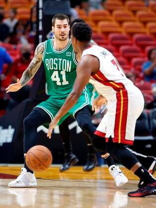 Boston Celtics forward Juancho Hernangomez (L) defends Miami Heat guard Kyle Lowry (R), during a NBA, Basketball Herren, USA basketball game at FTX Arena in Miami, Florida, USA, 15 October 2021. Boston Celtics at Miami Heat !ACHTUNG: NUR REDAKTIONELLE NUTZUNG!  Copyright: xRHONAxWISEx AME168 20211016-13d7933aa4ef1e2580d48997e5ffb5256fde66d2