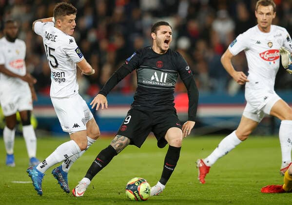(211016) -- PARIS, Oct. 16, 2021 -- Paris Saint Germain s Icardi (2nd R) competes with Pierrick Capelle (2nd L) of Angers SCO during a French Ligue 1 football match between Paris Saint Germain (PSG) and Angers SCO in Paris, France, Oct. 15, 2021. (SP)FRANCE-PARIS-FOOTBALL-LEAGUE 1-PSG VS ANGERS GaoxJingtonglian 