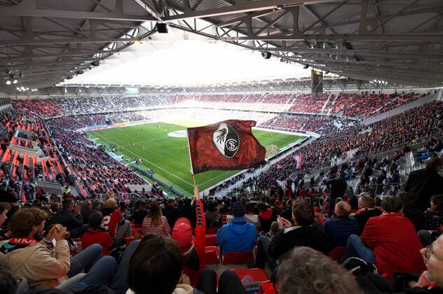 Bilder des Jahres 2021, Sport 10 Oktober Sport Themen der Woche KW41 Sport Bilder des Tages Fussball 1. Bundesliga Saison 2021 2022 8. SPieltag SC Freiburg - RB Leipzig 16.10.2021 Stadionuebersicht beim ersten Bundesligaspiel im Europa-Park Stadion in Freiburg, die neue Arena bietet Platz fuer 34700 Fans. *** Football 1 Bundesliga Season 2021 2022 8 Matchday SC Freiburg RB Leipzig 16 10 2021 Stadium overview at the first Bundesliga match in the Europa Park Stadium in Freiburg, the new arena offers space for 34700 fans.