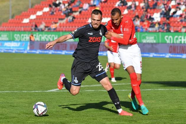 Zweikampf zwischen Orhan Ademi (MSV Duisburg) li. und Steffen Nkansah (FSV Zwickau) re., FSV Zwickau vs. MSV Duisburg, Fussball, 3. Liga, 16.10.2021 DFL REGULATIONS PROHIBIT ANY USE OF PHOTOGRAPHS AS IMAGE SEQUENCES AND OR QUASI-VIDEO FSV Zwickau vs. MSV Duisburg, Fussball, 3. Liga, 16.10.2021 Zwickau *** Duel between Orhan Ademi MSV Duisburg left and Steffen Nkansah FSV Zwickau right , FSV Zwickau vs MSV Duisburg, Football, 3 Liga, 16 10 2021 DFL REGULATES PROHIBIT ANY USE OF PHOTOGRAPHS AS IMAGE SEQUENCES AND OR QUASI VIDEO FSV Zwickau vs MSV Duisburg, Football, 3 Liga, 16 10 2021 Zwickau Copyright: xBertxHarzer xEibner-Pressefotox