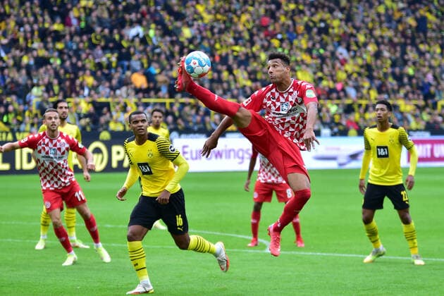 Bilder des Jahres 2021, Sport 10 Oktober Sport Themen der Woche KW41 Sport Bilder des Tages 16.10.2021, xbrx, Fussball 1.Bundesliga, Borussia Dortmund - 1.FSV Mainz 05 emspor, v.l. Dribbling, dribbelt mit dem Ball, fuehrt den Ball, Onisiwo, Karim (9 - 1. FSV Mainz 05), Akanji, Manuel (16 - Borussia Dortmund), akkrobatisch (DFL DFB REGULATIONS PROHIBIT ANY USE OF PHOTOGRAPHS as IMAGE SEQUENCES and or QUASI-VIDEO) Dortmund *** 16 10 2021, xbrx, football 1 Bundesliga, Borussia Dortmund 1 FSV Mainz 05 emspor, v l dribbling, dribbles with the ball, carries the ball, Onisiwo, Karim 9 1 FSV Mainz 05 , Akanji, Manuel 16 Borussia Dortmund , acrobatic DFL DFB REGULATIONS PROHIBIT ANY USE OF PHOTOGRAPHS as IMAGE SEQUENCES and or QUASI VIDEO Dortmund
