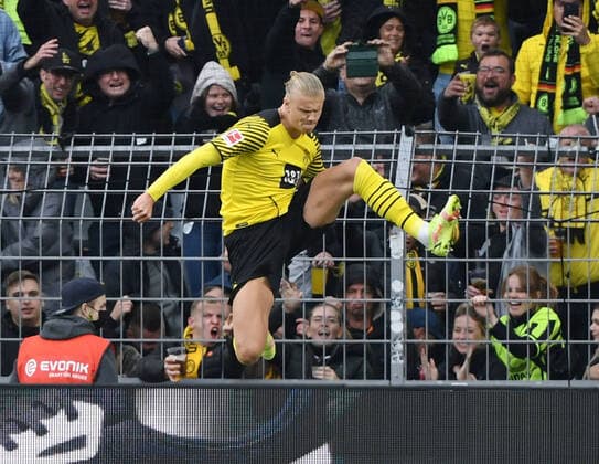 Sport Themen der Woche KW41 Sport Bilder des Tages Jubel Erling Haaland (Borussia Dortmund) 2:0 16.10.2021, Fussball GER, Saison 2021 2022, 1. Bundesliga, 8. Spieltag, Borussia Dortmund - FSV Mainz 05, Foto: Maik Hölter TEAM2sportphoto ***DFL regulations prohibit any use of photographs as image sequences and or quasi-video.*** Dortmund Nordrhein Westfalen Deutschland *** Cheers Erling Haaland Borussia Dortmund 2 0 16 10 2021, Football GER, Season 2021 2022, 1 Bundesliga, Matchday 8, Borussia Dortmund FSV Mainz 05, Photo Maik Hölter TEAM2sportphoto DFL regulations prohibit any use of photographs as image sequences and or quasi video Dortmund Nordrhein Westfalen Germany Team2