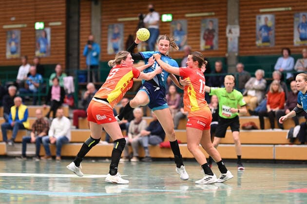 Handball I Women I Season 2021 2022 I 1 HBF I 5 Matchday I Buxtehuder SV HSG Bensheim Auerbach I 16 10 2021 Liv Suechting 2, Buxtehuder Sportverein is held by Myrthe Schoenaker 8, HSG Bensheim Auerbach Flames and Sarah Johanna Dekker 11, HSG Bensheim Auerbach Flames. Copyright: xBEAUTIFULxSPORTS Schlikisx