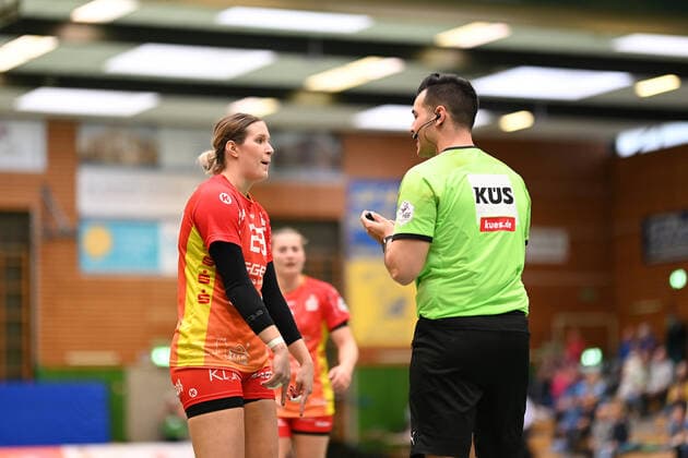 Handball I Women I Season 2021 2022 I 1 HBF I 5 Matchday I Buxtehuder SV HSG Bensheim Auerbach I 16 10 2021 Ines Ivancok 29, HSG Bensheim Auerbach Flames disagrees with the decision of the ref. Copyright: xBEAUTIFULxSPORTS Schlikisx