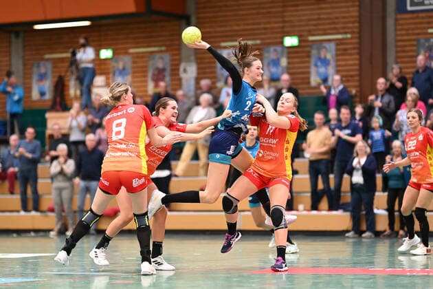 Handball I Women I Season 2021 2022 I 1 HBF I 5 Matchday I Buxtehuder SV HSG Bensheim Auerbach I 16 10 2021 Throw by Liv Suechting 2, Buxtehuder Sportverein the Sarah Johanna Dekker 11, HSG Bensheim Auerbach Flames can not prevent. Copyright: xBEAUTIFULxSPORTS Schlikisx