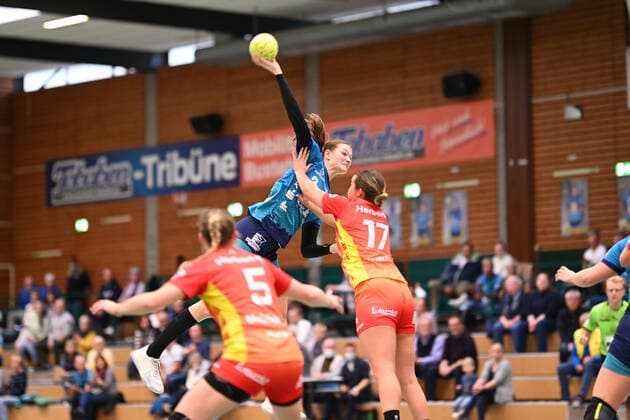 Handball I Women I Season 2021 2022 I 1 HBF I 5 Matchday I Buxtehuder SV HSG Bensheim Auerbach I 16 10 2021 Throw of Liv Suechting 2, Buxtehuder Sportverein , which Lisa Friedberger 17, HSG Bensheim Auerbach Flames can not prevent. Copyright: xBEAUTIFULxSPORTS Schlikisx