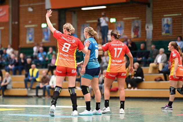 Handball I Women I Season 2021 2022 I 1 HBF I 5 Matchday I Buxtehuder SV HSG Bensheim Auerbach I 16 10 2021 Lotta Heider 7, HSG Bensheim Auerbach Flames and Lisa Friedberger 17, HSG Bensheim Auerbach Flames keep Maxi Muehlner 10, Buxtehuder Sportverein Copyright: xBEAUTIFULxSPORTS Schlikisx