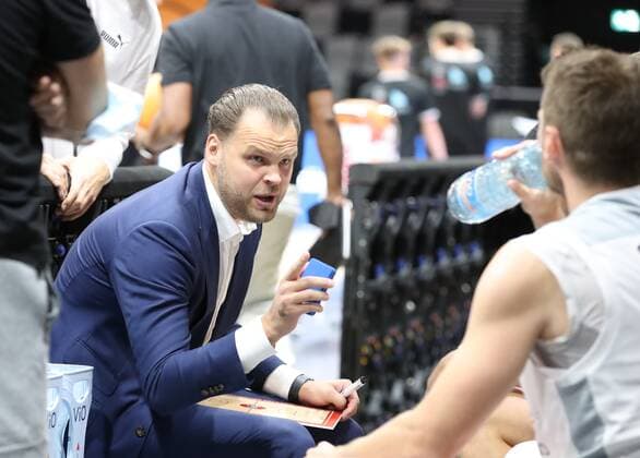 16 10 2021 Basketball Season 2021 2022 2 Bundesliga Pro A 05 Matchday Nürnberg Falcons Basketball Club NBC Team Ehingen Urspring DaMa Vytautas Buzas Coach Headcoach Nürnberg Falcons BC NBC Gives Instructions