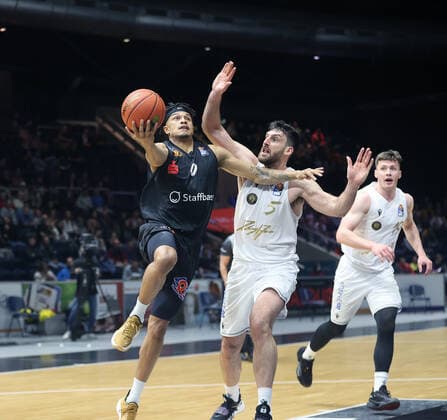 Nelson Weidemann Chemnitz in duel with Owen Klassen Basketball Loewen Braunschweig