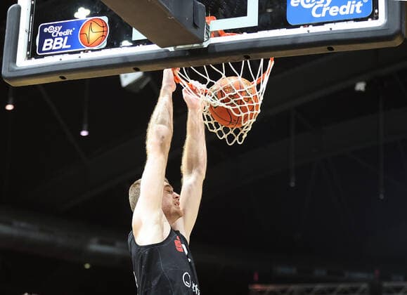 Dunking Ivan Karacic Niners Chemnitz