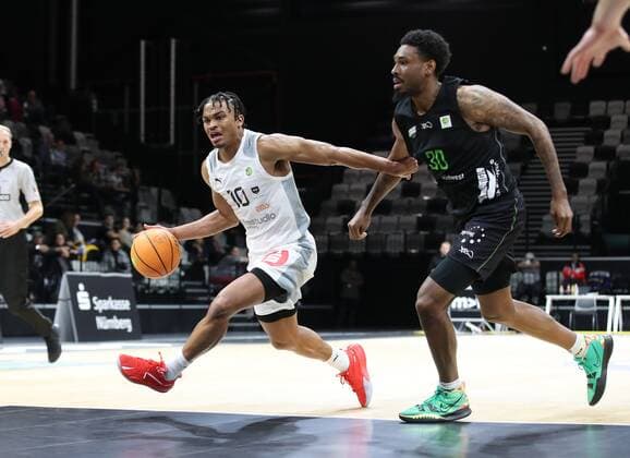 16 10 2021 Basketball Season 2021 2022 2 Bundesliga Pro A 05 Matchday Nürnberg Falcons Basketball Club NBC Team Ehingen Urspring DaMa Evan Derek Taylor 10, Nürnberg Falcons BC NBC Josh Price 30, Team Ehingen Urspring.