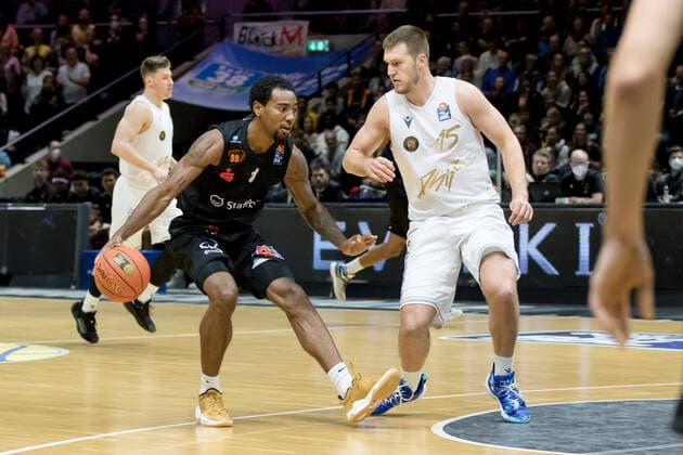 Basketball Loewen Braunschweig NINERS Chemnitz Brendan Gregori No 1 NINERS Chemnitz Martin Peterka No 15 Basketball Loewen Braunschweig Basketball Loewen Braunschweig NINERS Chemnitz, basketball, BBL, season 2021 2022, 16 10 2021 Braunschweig. Copyright: xHelbigx Eibner-Pressefotox EP_helbig