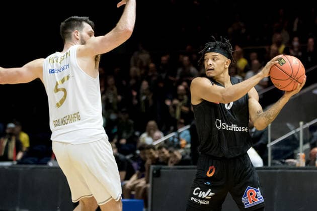 Basketball Loewen Braunschweig NINERS Chemnitz Owen Klassen Nr 5 Basketball Loewen Braunschweig Nelson Weidemann Nr 0 NINERS Chemnitz Basketball Loewen Braunschweig NINERS Chemnitz, Basketball, BBL, season 2021 2022, 16 10 2021 Braunschweig. Copyright: xHelbigx Eibner-Pressefotox EP_helbig