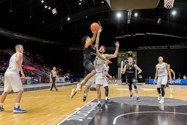 Basketball Loewen Braunschweig NINERS Chemnitz Nelson Weidemann Nr 0 NINERS Chemnitz Owen Klassen Nr 5 Basketball Loewen Braunschweig Basketball Loewen Braunschweig NINERS Chemnitz, Basketball, BBL, season 2021 2022, 16 10 2021 Braunschweig. Copyright: xHelbigx Eibner-Pressefotox EP_helbig