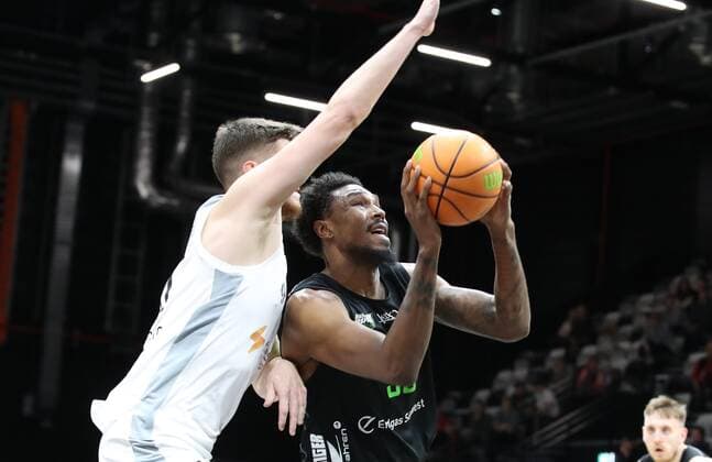 16 10 2021 Basketball Season 2021 2022 2 Bundesliga Pro A 05 Spieltag Nürnberg Falcons Basketball Club NBC Team Ehingen Urspring DaMa Benedikt Maukner 11, Nürnberg Falcons BC NBC Josh Price 30, Team Ehingen Urspring