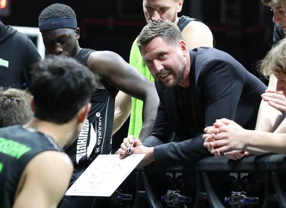 16 10 2021 Basketball Saison 2021 2022 2 Bundesliga Pro A 05 Spieltag Nürnberg Falcons Basketball Club NBC Team Ehingen Urspring DaMa Felix Czerny Trainer Headcoach Team Ehingen Urspring gives instructions in time out