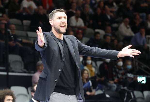 16 10 2021 Basketball Saison 2021 2022 2 Bundesliga Pro A 05 Spieltag Nürnberg Falcons Basketball Club NBC Team Ehingen Urspring DaMa Felix Czerny Trainer Headcoach Team Ehingen Urspring indicates gestures directs gives instructions