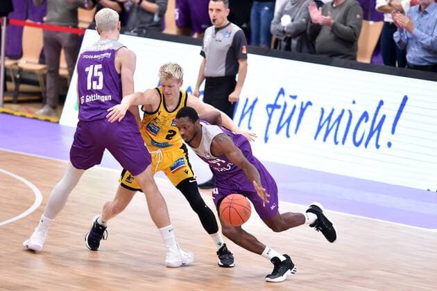 Kamar Baldwin BG Goettingen on the ball , Jacob Patrick MHP Riesen Ludwigsburg M , Philipp Hartwich BG Goettingen L , Basketball, Bundesliga, BBL, BG Goettingen MHP Riesen Ludwigsburg, 16 10 2021, BG Goettingen MHP Riesen Ludwigsburg, Basketball, Bundesliga, GER, BBL, 16 10 2021 Goettingen Copyright: xEibner-Pressefotox-xRolandxSippelx