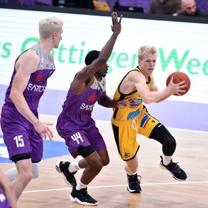 Jacob Patrick MHP Riesen Ludwigsburg on the ball , Kamar Baldwin BG Goettingen M , Philipp Hartwich BG Goettingen L , Basketball, Bundesliga, BBL, BG Goettingen MHP Riesen Ludwigsburg, 16 10 2021, BG Goettingen MHP Riesen Ludwigsburg, Basketball, Bundesliga, GER, BBL, 16 10 2021 Goettingen Copyright: xEibner-Pressefotox-xRolandxSippelx