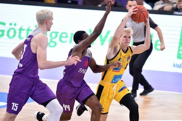 Jacob Patrick MHP Riesen Ludwigsburg on the ball , Kamar Baldwin BG Goettingen M , Philipp Hartwich BG Goettingen L , Basketball, Bundesliga, BBL, BG Goettingen MHP Riesen Ludwigsburg, 16 10 2021, BG Goettingen MHP Riesen Ludwigsburg, Basketball, Bundesliga, GER, BBL, 16 10 2021 Goettingen Copyright: xEibner-Pressefotox-xRolandxSippelx