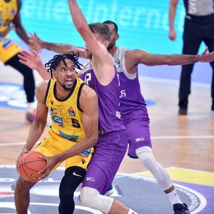 Justin Simon MHP Riesen Ludwigsburg on the ball , Mathis Moenninghoff BG Goettingen M , Basketball, Bundesliga, BBL, BG Goettingen MHP Riesen Ludwigsburg, 16 10 2021, BG Goettingen MHP Riesen Ludwigsburg, Basketball, Bundesliga, GER, BBL, 16 10 2021 Goettingen Copyright: xEibner-Pressefotox-xRolandxSippelx