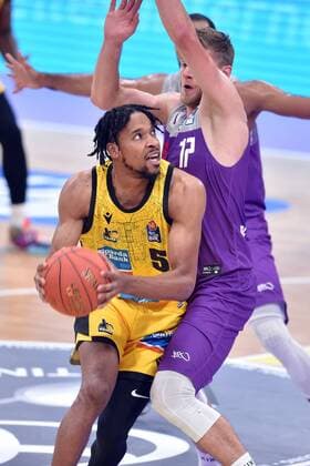 Justin Simon MHP Riesen Ludwigsburg on the ball , Mathis Moenninghoff BG Goettingen M , Basketball, Bundesliga, BBL, BG Goettingen MHP Riesen Ludwigsburg, 16 10 2021, BG Goettingen MHP Riesen Ludwigsburg, Basketball, Bundesliga, GER, BBL, 16 10 2021 Goettingen Copyright: xEibner-Pressefotox-xRolandxSippelx