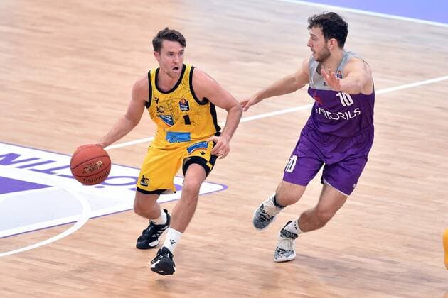 Jordan Hulls MHP Riesen Ludwigsburg on the ball , Haris Hujic BG Goettingen R , Basketball, Bundesliga, BBL, BG Goettingen MHP Riesen Ludwigsburg, 16 10 2021, BG Goettingen MHP Riesen Ludwigsburg, Basketball, Bundesliga, GER, BBL, 16 10 2021 Goettingen Copyright: xEibner-Pressefotox-xRolandxSippelx