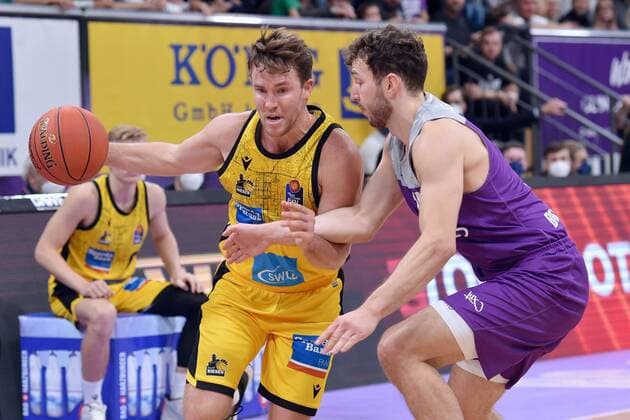 Jordan Hulls MHP Riesen Ludwigsburg on the ball , Haris Hujic BG Goettingen R , Basketball, Bundesliga, BBL, BG Goettingen MHP Riesen Ludwigsburg, 16 10 2021, BG Goettingen MHP Riesen Ludwigsburg, Basketball, Bundesliga, GER, BBL, 16 10 2021 Goettingen Copyright: xEibner-Pressefotox-xRolandxSippelx