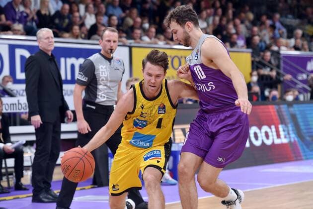 Jordan Hulls MHP Riesen Ludwigsburg on the ball , Haris Hujic BG Goettingen R , Basketball, Bundesliga, BBL, BG Goettingen MHP Riesen Ludwigsburg, 16 10 2021, BG Goettingen MHP Riesen Ludwigsburg, Basketball, Bundesliga, GER, BBL, 16 10 2021 Goettingen Copyright: xEibner-Pressefotox-xRolandxSippelx