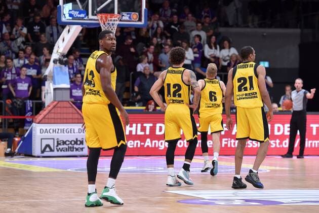 disappointed, frustrated, emotion Yorman Polas Bartolo MHP Riesen Ludwigsburg L , Jonah Radebaugh NR 12 , Johannes Patrick NR 6 , Tremmell Dorden NR 21 , Basketball, Bundesliga, BBL, BG Goettingen MHP Riesen Ludwigsburg, 16 10 2021, BG Goettingen MHP Riesen Ludwigsburg, Basketball, Bundesliga, GER, BBL, 16 10 2021 Goettingen Copyright: xEibner-Pressefotox-xRolandxSippelx
