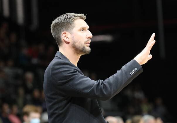 16 10 2021 Basketball Saison 2021 2022 2 Bundesliga Pro A 05 Spieltag Nürnberg Falcons Basketball Club NBC Team Ehingen Urspring DaMa Felix Czerny Trainer Headcoach Team Ehingen Urspring indicates gestures directs gives instructions