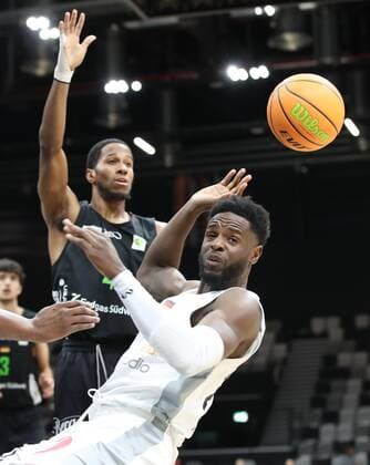 16 10 2021 Basketball Season 2021 2022 2 Bundesliga Pro A 05 Matchday Nürnberg Falcons Basketball Club NBC Team Ehingen Urspring DaMa Bakari Evelyn 4, Team Ehingen Urspring Roland L Amour Nyama 24, Nürnberg Falcons BC NBC