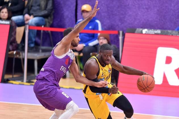 Rawle Alkins MHP Riesen Ludwigsburg on the ball , Akeem Vargas BG Goettingen L , Basketball, Bundesliga, BBL, BG Goettingen MHP Riesen Ludwigsburg, 16 10 2021, BG Goettingen MHP Riesen Ludwigsburg, Basketball, Bundesliga, GER, BBL, 16 10 2021 Goettingen Copyright: xEibner-Pressefotox-xRolandxSippelx