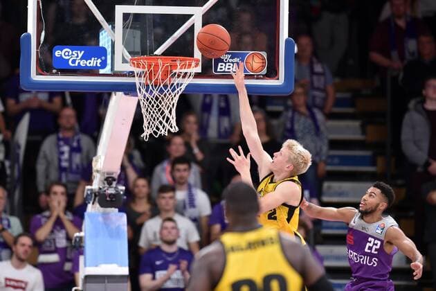 Basket by Jacob Patrick MHP Riesen Ludwigsburg , Stephen Brown Jr BG Goettingen R , Basketball, Bundesliga, BBL, BG Goettingen MHP Riesen Ludwigsburg, 16 10 2021, BG Goettingen MHP Riesen Ludwigsburg, Basketball, Bundesliga, GER, BBL, 16 10 2021 Goettingen Copyright: xEibner-Pressefotox-xRolandxSippelx