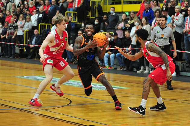 Basketball ProA Uni Baskets Paderborn RASTA Vechta on 16 10 2021 at the sports center Maspernplatz in Paderborn James Washington Vechta in a duel with Peter Hemschemeier Paderborn BK