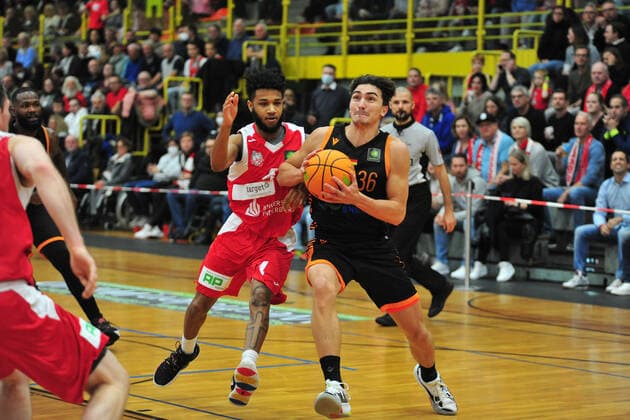 Basketball ProA Uni Baskets Paderborn RASTA Vechta on 16 10 2021 at the Sportzentrum Maspernplatz in Paderborn Kristofer Krause Vechta in a duel with Jordan Livingston Barnes Paderborn BK
