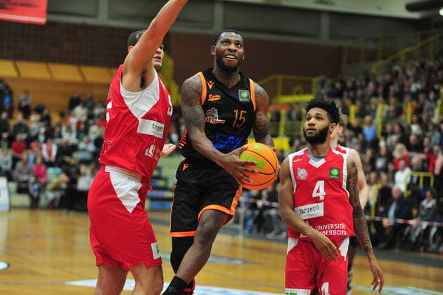 Basketball ProA Uni Baskets Paderborn RASTA Vechta on 16 10 2021 at the sports center Maspernplatz in Paderborn James Washington Vechta at the basket BK