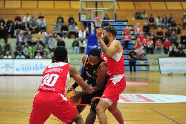 Basketball ProA Uni Baskets Paderborn RASTA Vechta on 16 10 2021 at the Sportzentrum Maspernplatz in Paderborn Preston Purifoy Vechta in a duel with Chavares Alexander Flanigan Paderborn BK