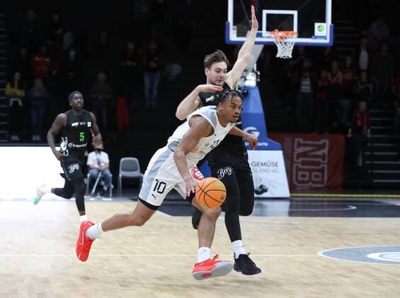 16 10 2021 Basketball Season 2021 2022 2 Bundesliga Pro A 05 Spieltag Nürnberg Falcons Basketball Club NBC Team Ehingen Urspring DaMa Evan Derek Taylor 10, Nürnberg Falcons BC NBC Jakob Hanzalek 77, Team Ehingen Urspring