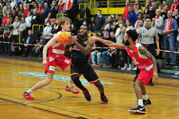 Basketball ProA Uni Baskets Paderborn RASTA Vechta on 16 10 2021 at the sports center Maspernplatz in Paderborn James Washington Vechta in a duel with Peter Hemschemeier Paderborn BK