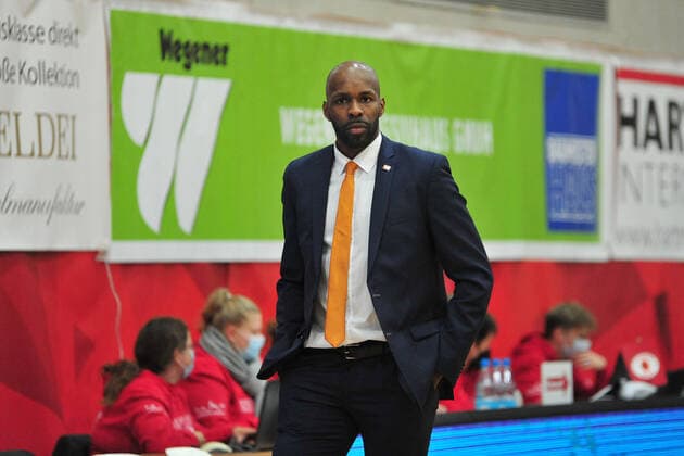 Basketball ProA Uni Baskets Paderborn RASTA Vechta on 16 10 2021 at the sports center Maspernplatz in Paderborn Derrick Allen coach Vechta BK