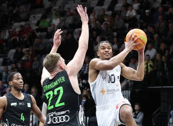 16 10 2021 Basketball Season 2021 2022 2 Bundesliga Pro A 05 Matchday Nürnberg Falcons Basketball Club NBC Team Ehingen Urspring DaMa Kevin Strangmeyer 22, Team Ehingen Urspring Evan Derek Taylor 10, Nürnberg Falcons BC NBC