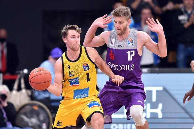 Jordan Hulls MHP Riesen Ludwigsburg L and Mathis Moenninghoff BG Goettingen , Basketball, Bundesliga, BBL, BG Goettingen MHP Riesen Ludwigsburg, 16 10 2021, BG Goettingen MHP Riesen Ludwigsburg, Basketball, Bundesliga, GER, BBL, 16 10 2021 Goettingen Copyright: xEibner-Pressefotox-xRolandxSippelx