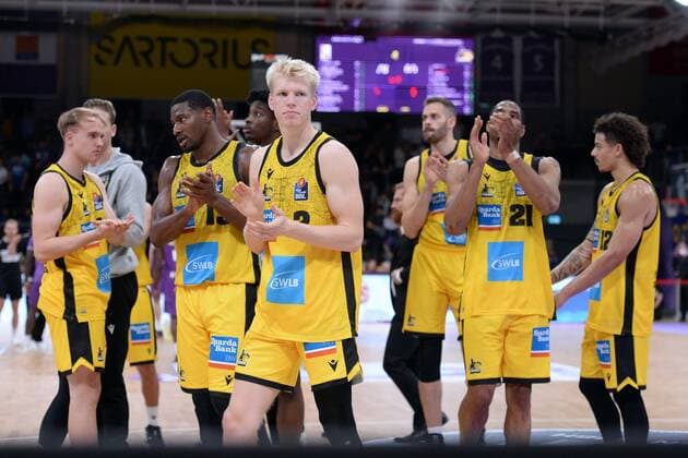 disappointed, frustrated, emotion after the defeat Jacob Patrick MHP Riesen Ludwigsburg front , Basketball, Bundesliga, BBL, BG Goettingen MHP Riesen Ludwigsburg, 16 10 2021, BG Goettingen MHP Riesen Ludwigsburg, Basketball, Bundesliga, GER, BBL, 16 10 2021 Goettingen Copyright: xEibner-Pressefotox-xRolandxSippelx