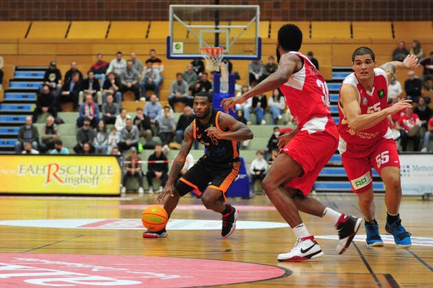 Basketball ProA Uni Baskets Paderborn RASTA Vechta on 16 10 2021 at the Maspernplatz sports center in Paderborn James Washington Vechta in the buildup to the game. BK