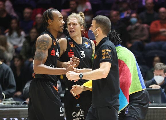 Darion Atkins Niners Chemnitz , Jonas Richter Niners Chemnitz , celebrate the away victory